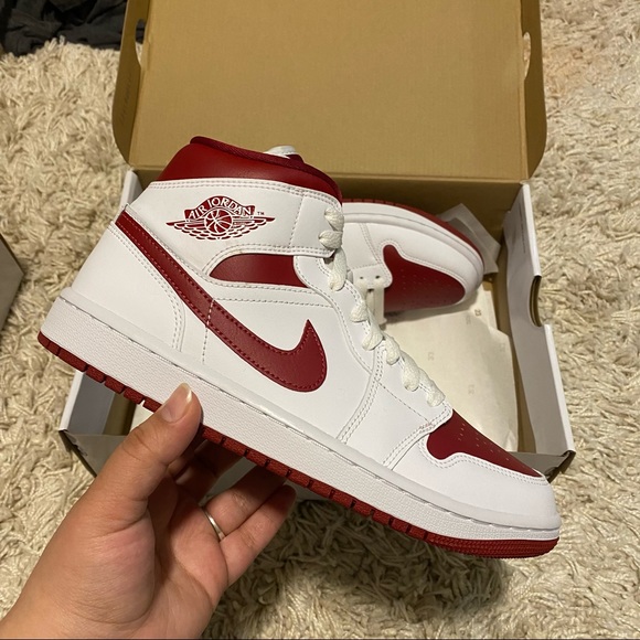 Jordan 1 Mid Reverse Chicago - Picture 1 of 2